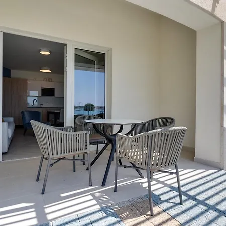 Superior Seaview Apt. With Pool