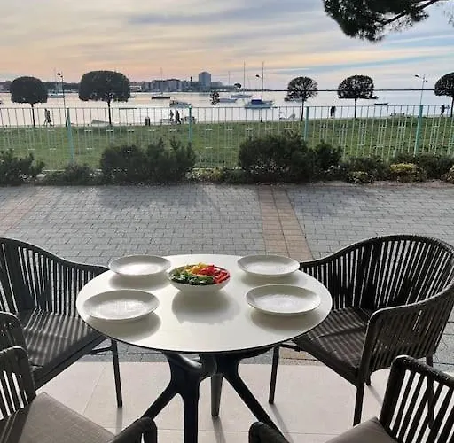 아파트 Superior Seaview Apt. With Pool 우마그