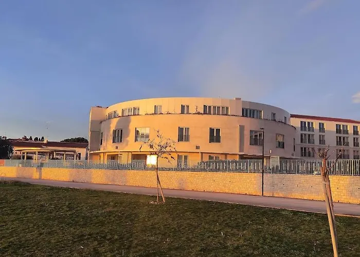 Superior Seaview Apt. With Pool