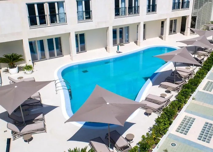 Superior Seaview Apt. With Pool 아파트