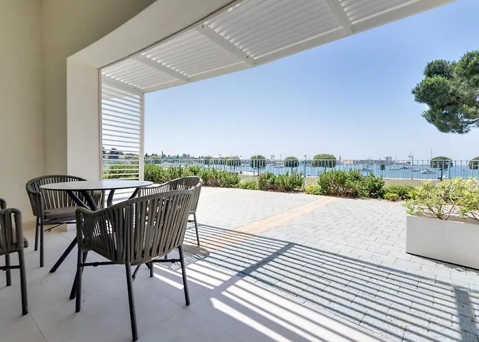 아파트 Superior Seaview Apt. With Pool