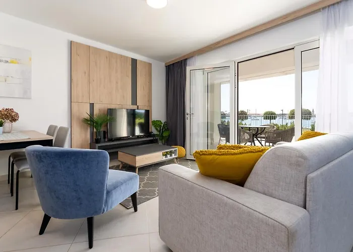 Superior Seaview Apt. With Pool 우마그