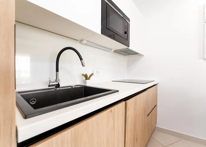 Superior Seaview Apt. With Pool * 우마그