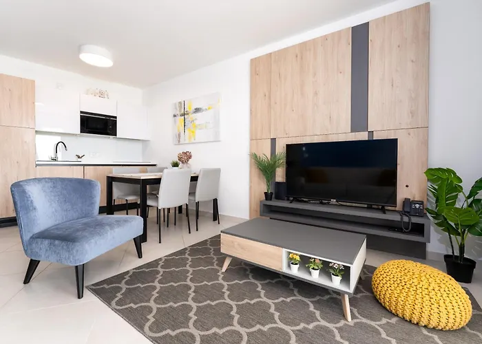 Superior Seaview Apt. With Pool 우마그