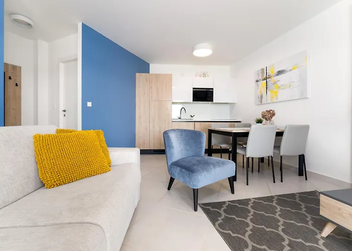 아파트 Superior Seaview Apt. With Pool *