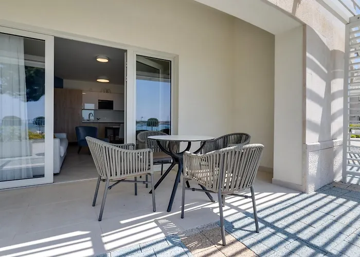 Superior Seaview Apt. With Pool
