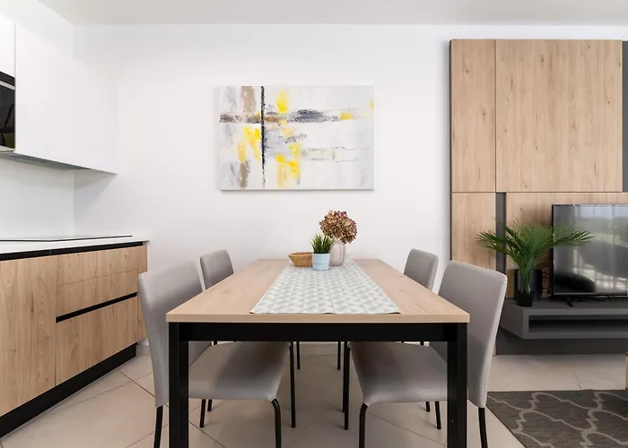 아파트 Superior Seaview Apt. With Pool *