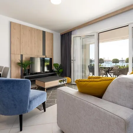Superior Seaview Apt. With Pool Умаг