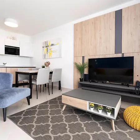 Superior Seaview Apt. With Pool Умаг